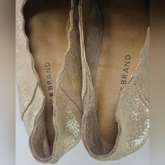 Lucky Brand Chaslie Leather Scalloped Gold Tan Metallic Slip On Loafers Size 8.5 - Picture 12 of 13